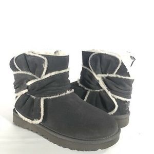 UGG MINI SPILL SEAM BAILEY BOW BOOTS.